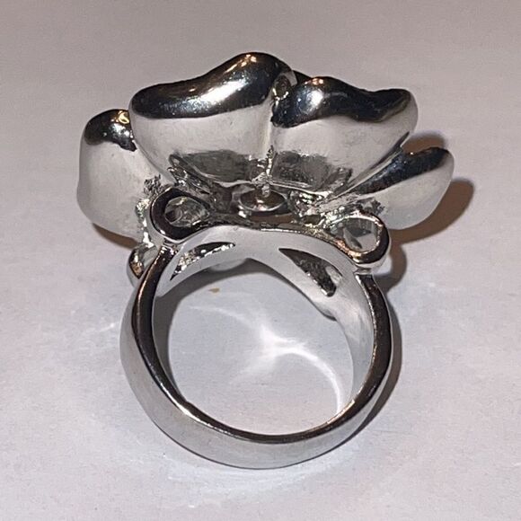 NWOT huge rhinestone flower shaped silver tone ring - Picture 4 of 8